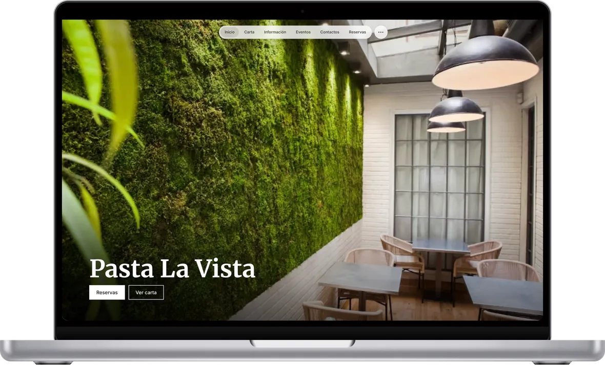 La web de un restaurante hecha con Foodev, vista en un portátil